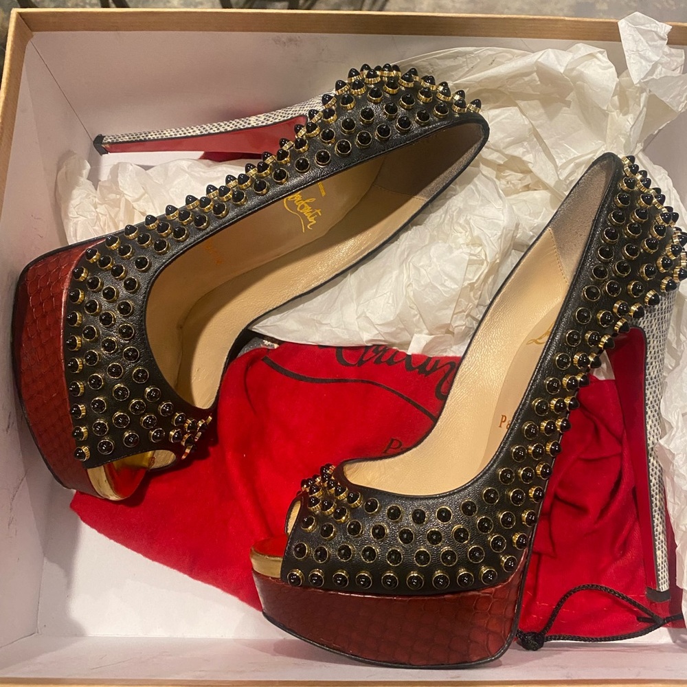 Lightly worn Christian louboutin lady Cabo 5 inch